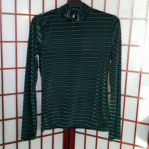 Topshop Tops - NWT Topshop Black and green velvet top. Size 4.